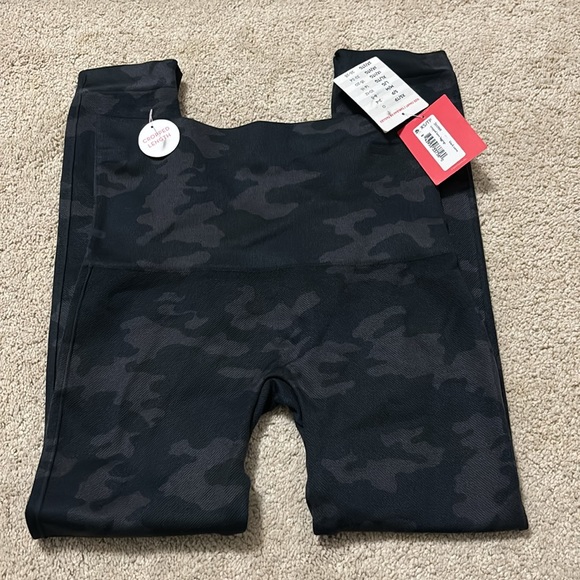 SPANX Cropped Lamn Leggings Womens Size XS Black Camo NWT - Picture 3 of 5
